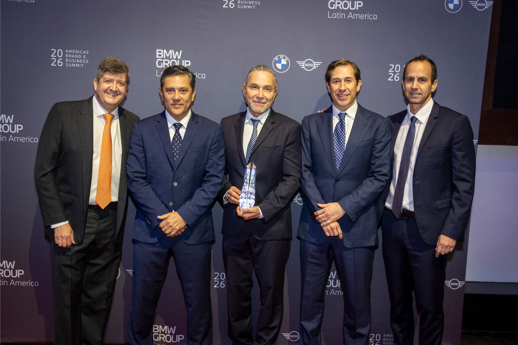 Red Motors recibe reconocimiento internacional de MINI por liderazgo en ventas de vehículos eléctricos